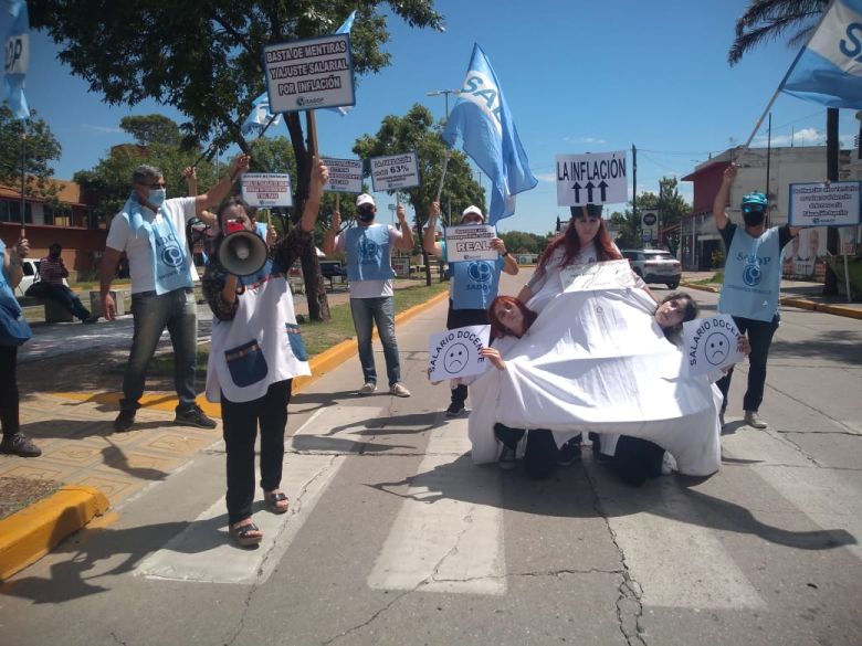 SADOP concretó una pintoresca protesta por recomposición salarial