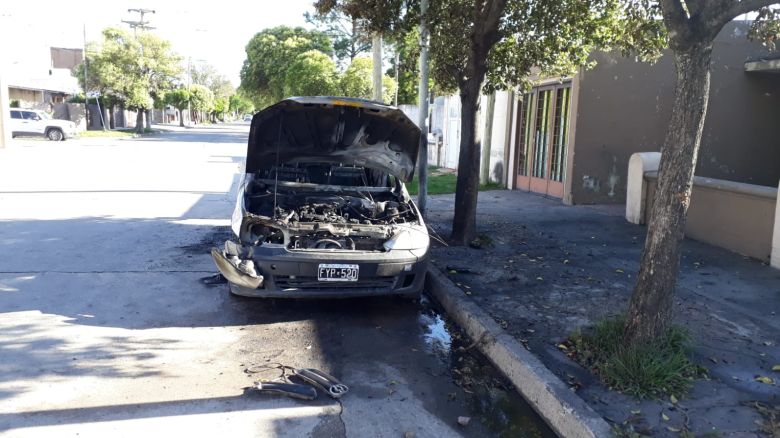 En el macrocentro de la ciudad vecinos prendieron fuego un auto