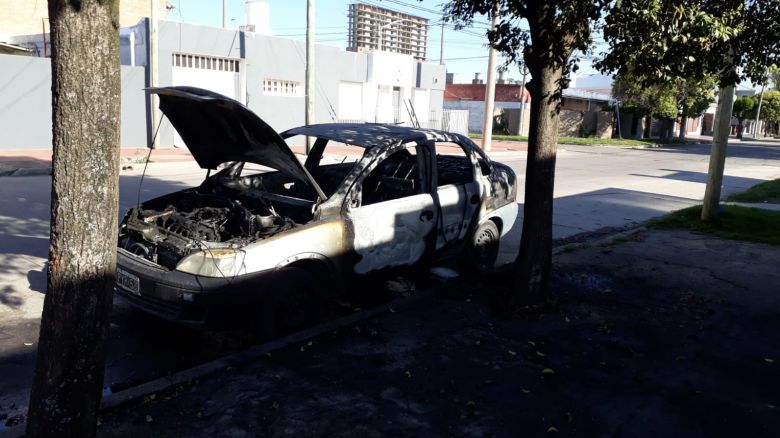 En el macrocentro de la ciudad vecinos prendieron fuego un auto