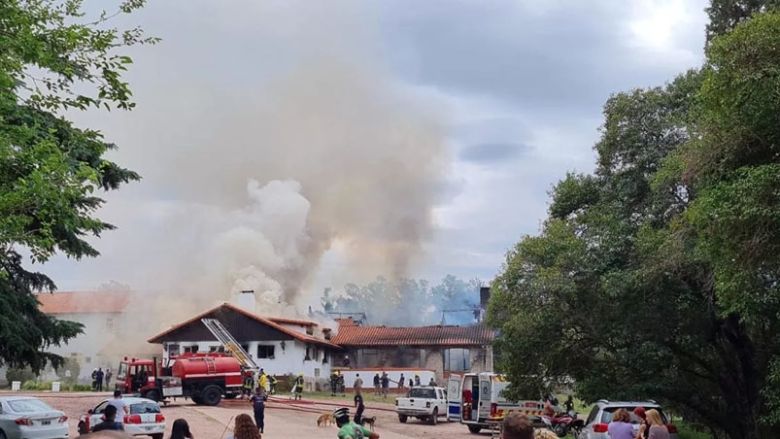 Voraz incendio consumió el hotel 4 de Embalse