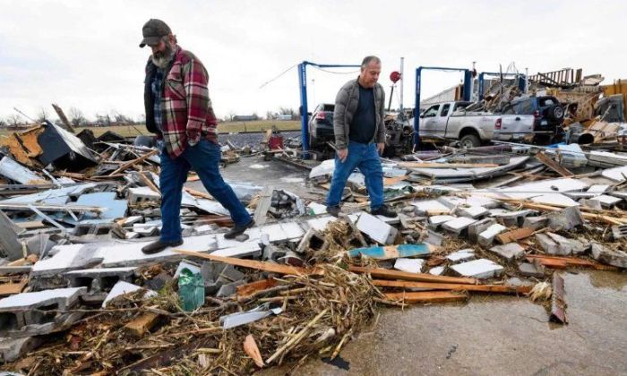 Los muertos por los tornados en EEUU suben a 94 y buscan sobrevivientes