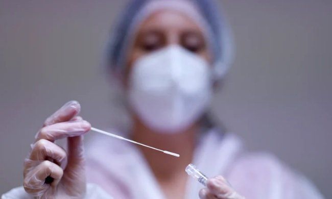 Por qué los expertos esperan subas en las hospitalizaciones, aunque los casos de Ómicron son más leves