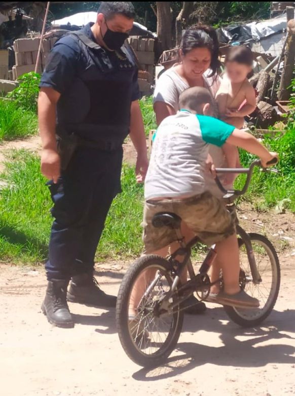 Un policía le consiguió una bicicleta a un niño de seis años en Las Acequias