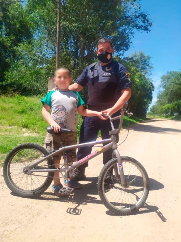 Un policía le consiguió una bicicleta a un niño de seis años en Las Acequias