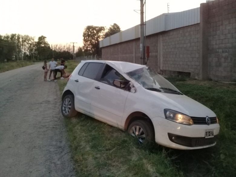 Un vehículo volcó cerca de la zona de la Rural