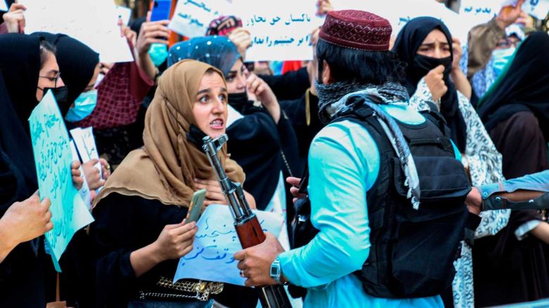 Talibanes reprimen en Kabul a mujeres que reclamaban poder trabajar y estudiar