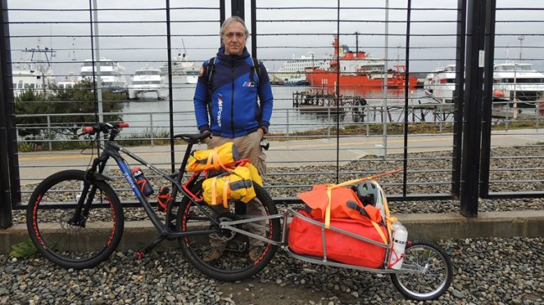 Un español recorre en bicicleta 4 mil kilómetros para unir Ushuaia con Galicia