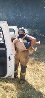 “Su cuerpito hervía”: la bombero que rescató a un nene de una casa rodeada por las llamas y le salvó la vida
