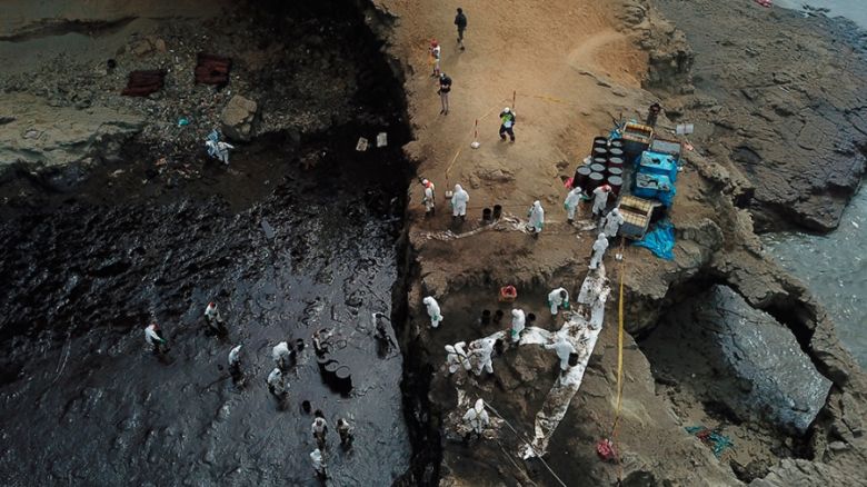 Perú declaró la "emergencia ambiental" por 90 días en la zona costera dañada por derrame petrolero