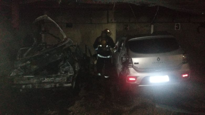 Dos automóviles se incendiaron de manera intencional en una cochera 