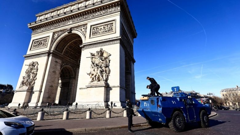 Antivacunas marchan en París, inspirados en la protesta de los camioneros de Canadá