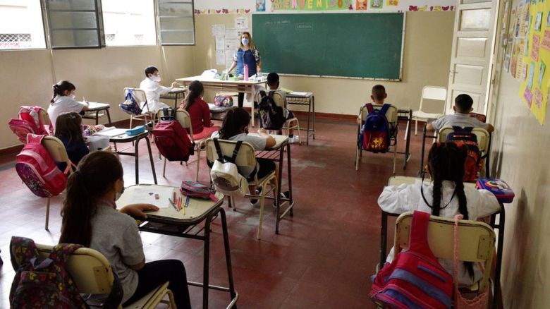 "En las escuelas de la provincia no es obligatorio el pase sanitario"