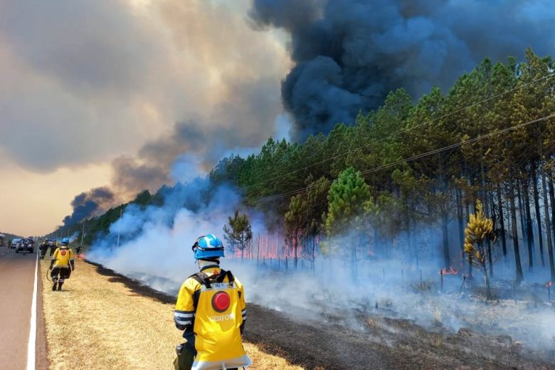 Bomberos cordobeses continúan la lucha contra el fuego en Corrientes