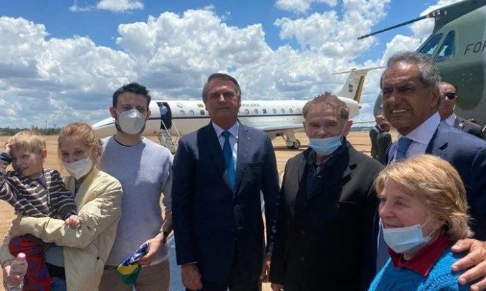 Junto a Bolsonaro, Scioli recibió en Brasil a 5 argentinos que llegaron desde Ucrania, entre ellos el riocuartense Gabriel Santomero