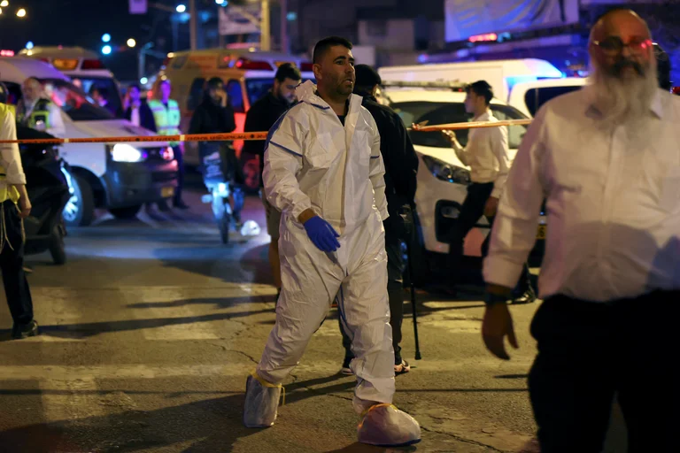 Al menos 5 muertos en un ataque terrorista en un suburbio de Tel Aviv