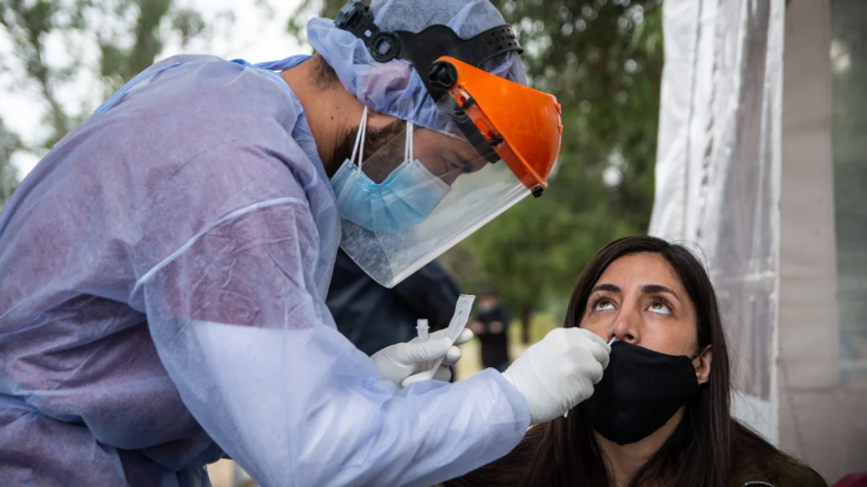 Cambio de estrategia: Córdoba cerrará vacunatorios masivos y centros de hisopados