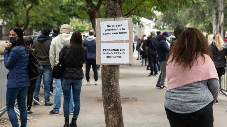 Cambio de estrategia: Córdoba cerrará vacunatorios masivos y centros de hisopados