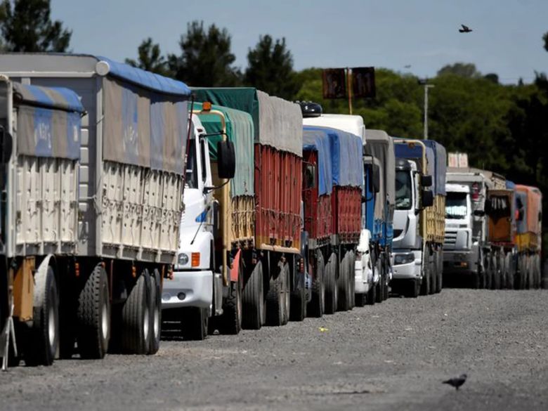 Los transportistas de granos lanzan un paro por tiempo indefinido en todo el país por la falta de gasoil