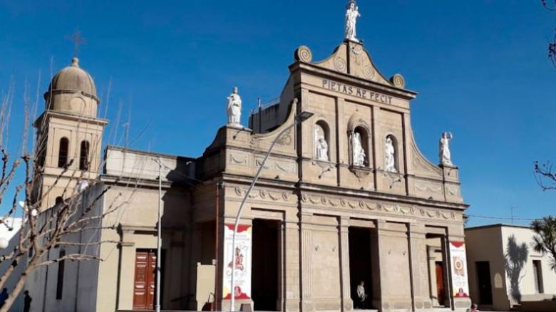 Vecinos de Sampacho marcharon en repudio al sacerdote acusado de abusos sexuales