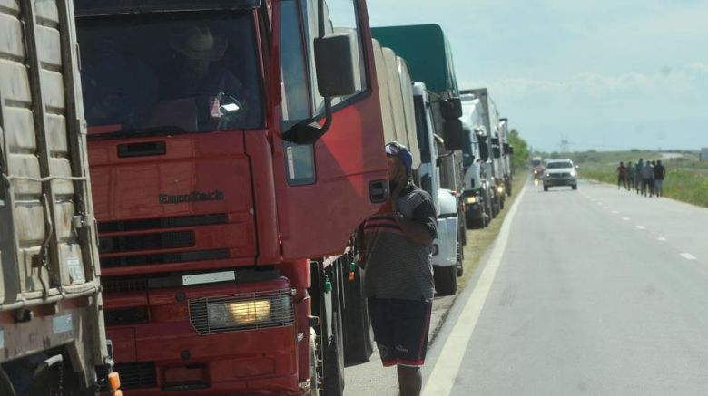  Comenzó el paro de transportistas de granos por la falta de gasoil en todo el país