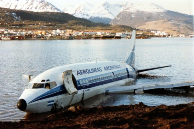 “Rebotó en la pista y terminó en el mar”. El día en el que un avión de Aerolíneas Argentinas cayó al agua y todos se salvaron de milagro
