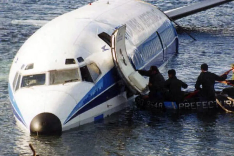 “Rebotó en la pista y terminó en el mar”. El día en el que un avión de Aerolíneas Argentinas cayó al agua y todos se salvaron de milagro