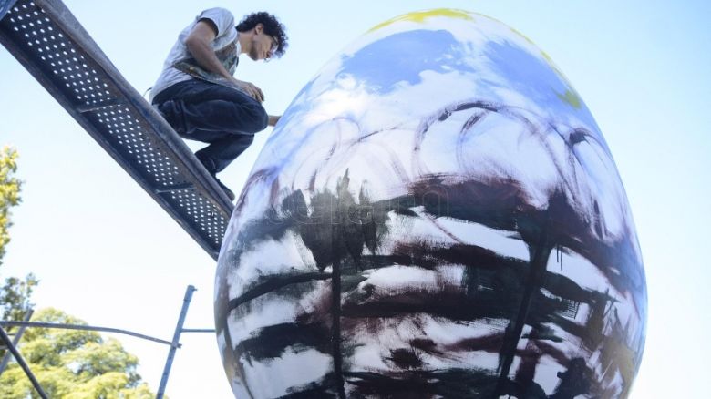 Diez huevos de Pascua gigantes lucen en Mendoza instalados por la comunidad croata