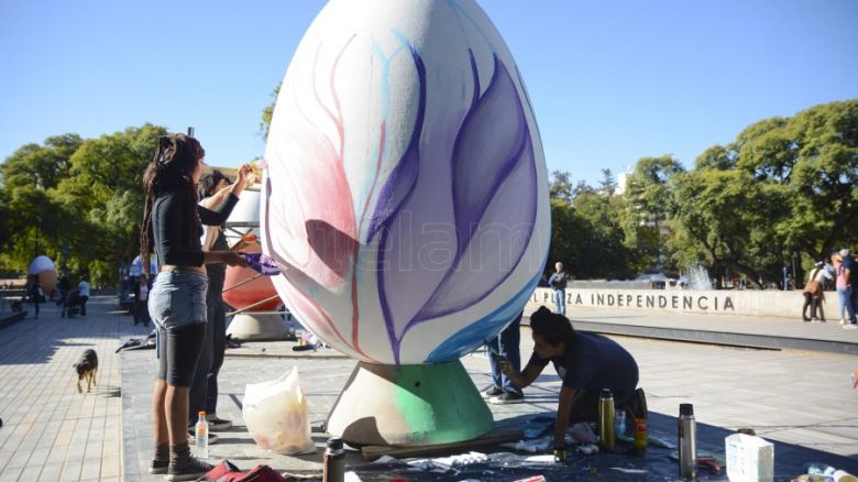 Diez huevos de Pascua gigantes lucen en Mendoza instalados por la comunidad croata