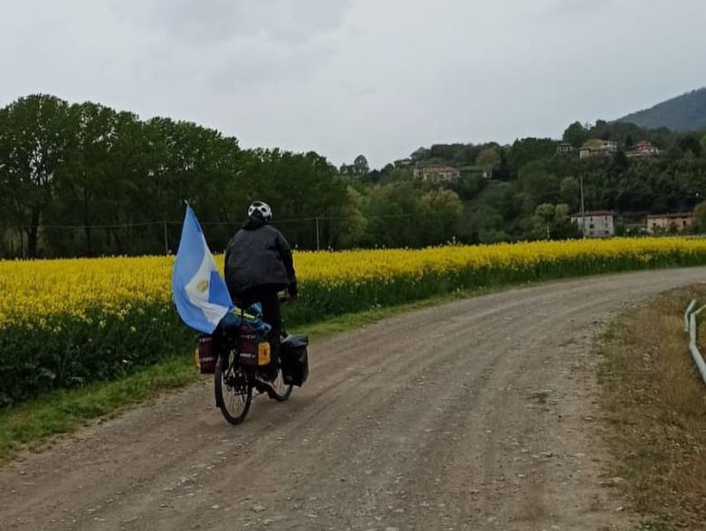 Jóvenes de Laboulaye, viajan de Italia a Qatar en bici para vivir el mundial