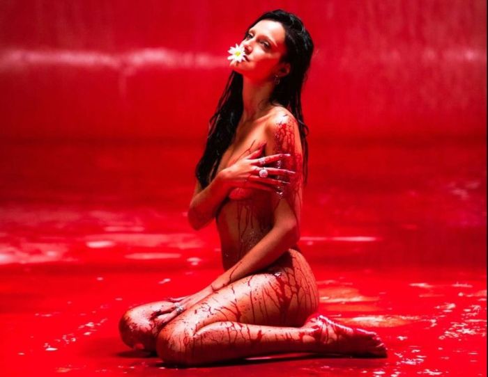Oriana Sabatini, desnuda y cubierta de sangre en su nuevo video