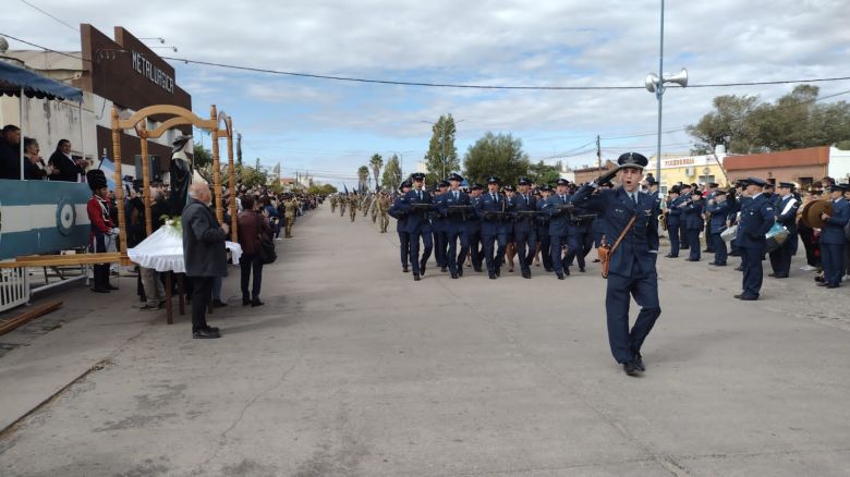 Emotivo regreso del tradicional desfile cívico militar en las fiestas patronales de Holmberg