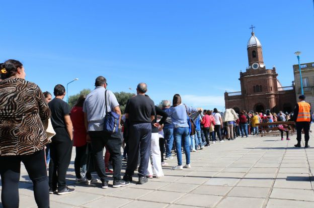 Volvió la tradicional partida de los peregrinos a pie desde la Catedral de Río Cuarto hacia Reducción
