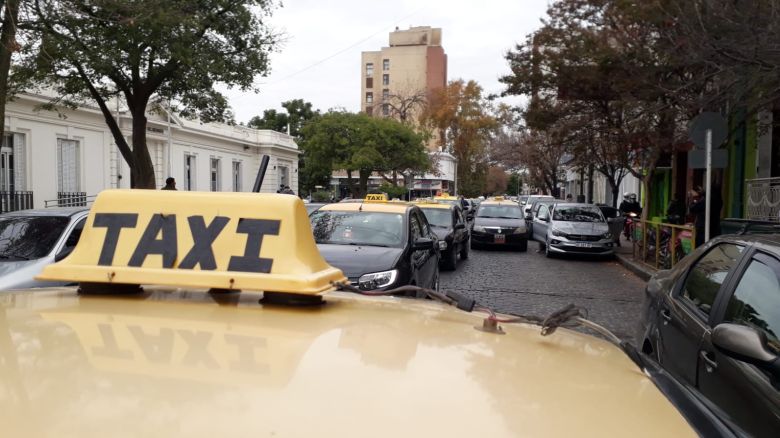 Taxistas se movilizaron hasta el Concejo Deliberante para pedir un subsidio