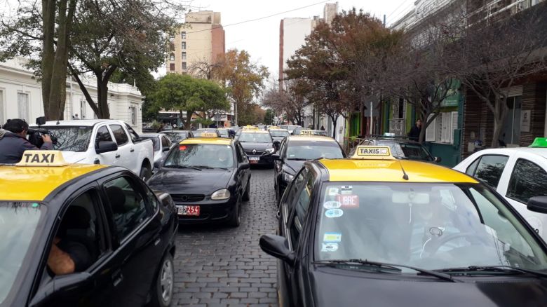 Taxistas se movilizaron hasta el Concejo Deliberante para pedir un subsidio