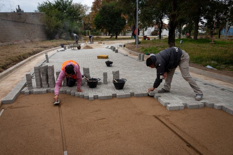 Más obras en el Sur: Comenzó la pavimentación de calle Laprida y continúa la transformación del Viejo Hospital