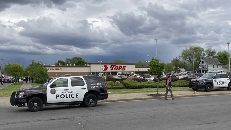 Al menos 10 muertos en un tiroteo en un supermercado de Buffalo, Nueva York