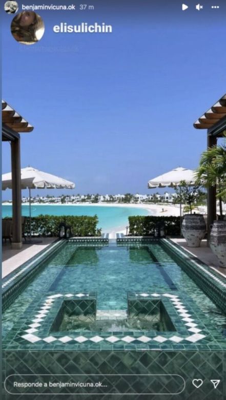 Benjamín Vicuña y Eli Sulichin comparten unas románticas vacaciones en el exterior: la lujosa piscina con vista paradisíaca