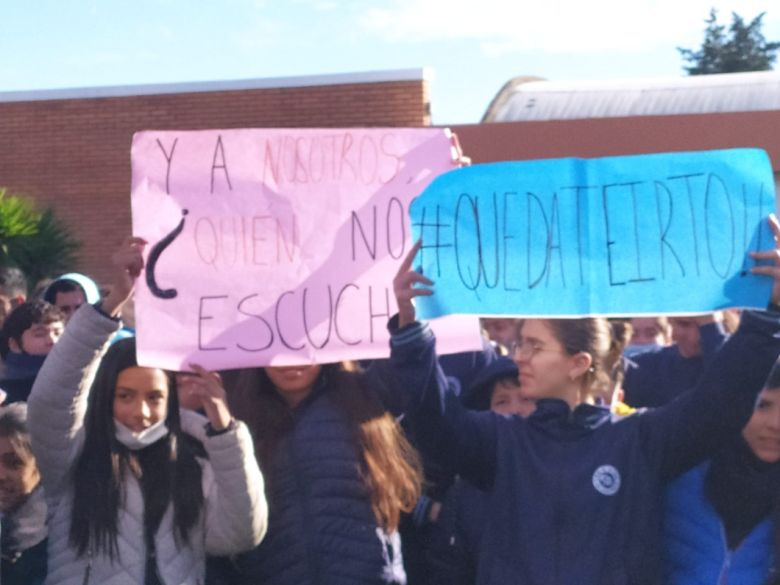 Adelia María: alumnos y padres se resisten al cambio de Director en la escuela IPEA 292