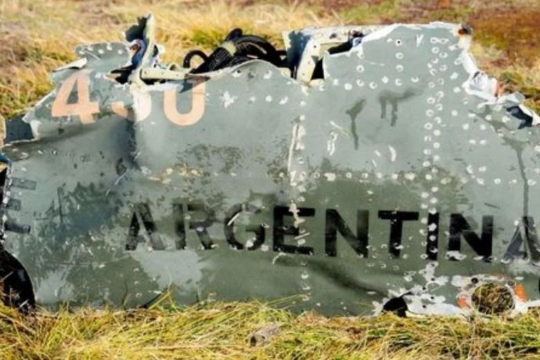Un Museo de Malvinas recibe por parte de un militar británico restos de un avión derribado en la guerra