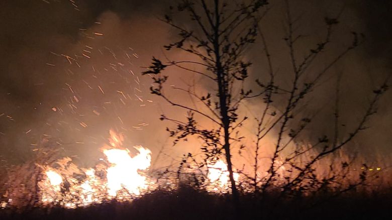 Bomberos sofocó un incendio de pastizales en el sector de ruta A005 y Castelli