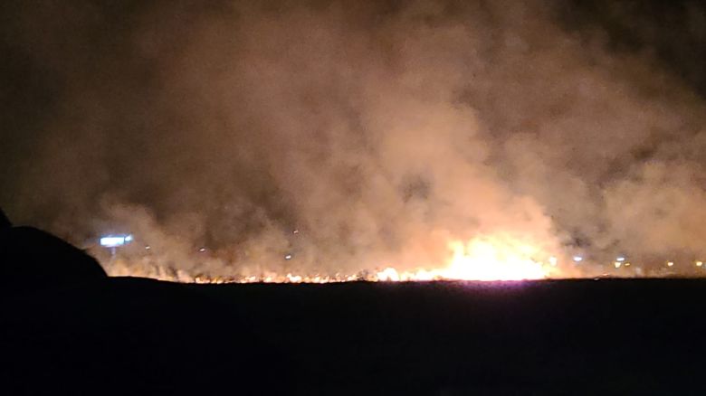 Bomberos sofocó un incendio de pastizales en el sector de ruta A005 y Castelli