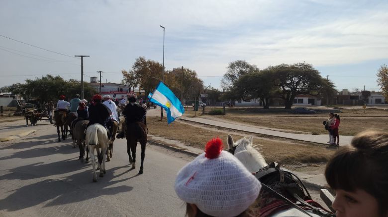 Volvió el desfile de carros y delegaciones gauchas organizado por el Leopoldo Lugones