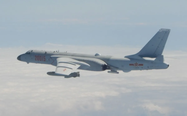 Aviones chinos y rusos sobrevuelan el mar japonés mientras Biden visita Tokio