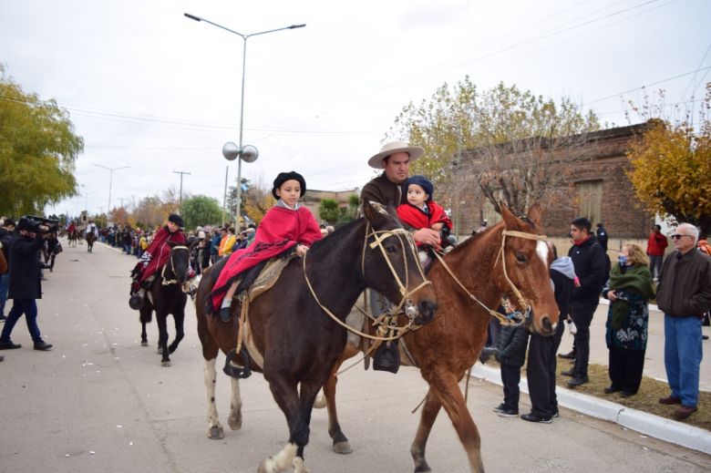 Las Higueras realizó el desfile cívico-militar del 25 de Mayo