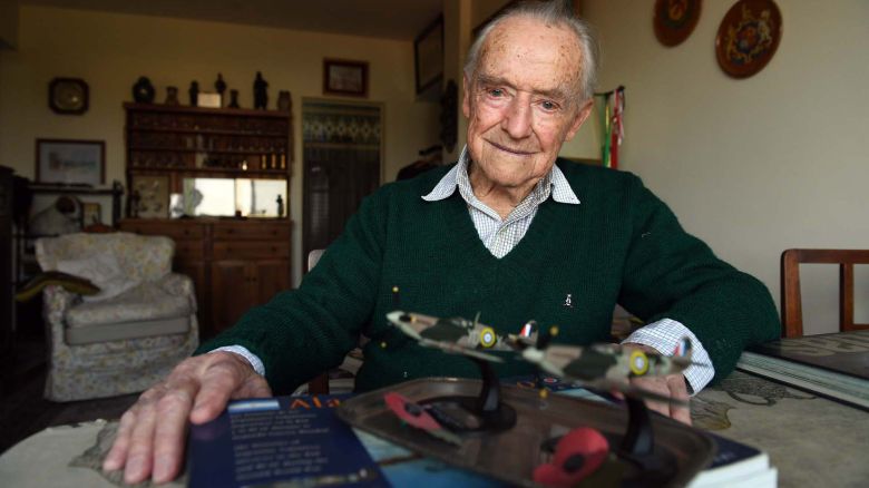 Ronald "Ronny" Scott, veterano de la Segunda Guerra Mundial, que aconseja: “Hay que ser buena onda”