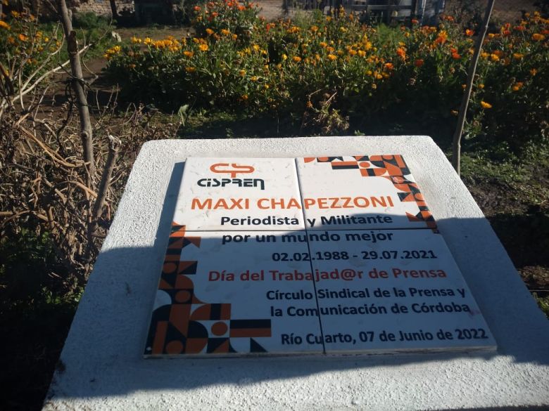 Descubrieron una placa en memoria del periodista Maxi Chiapezzoni
