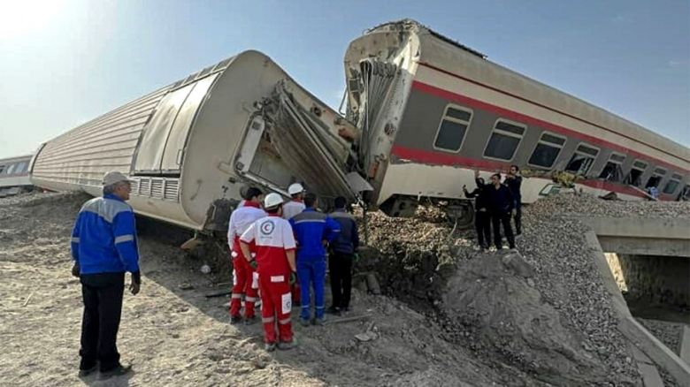 Al menos 17 muertos y decenas de heridos al descarrilar un tren en Irán