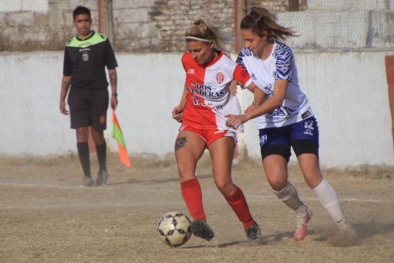 Universidad y Ateneo Vecinos mandan en el fútbol femenino
