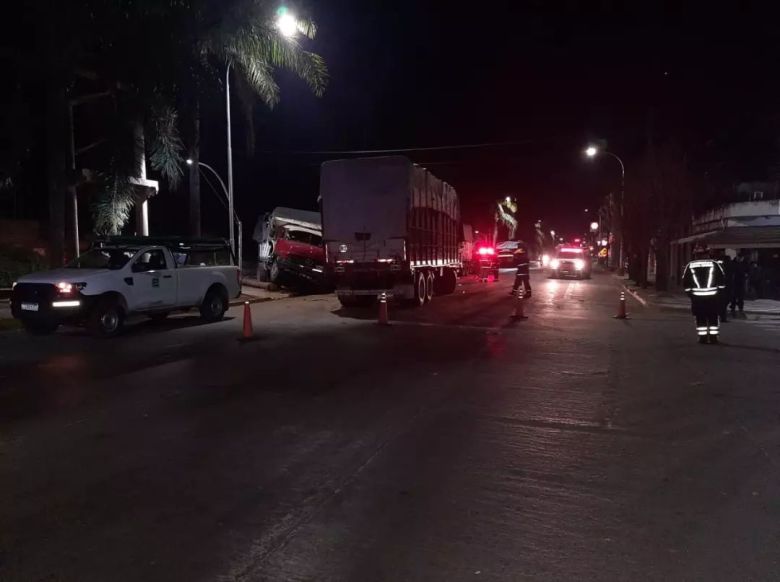Triple choque entre dos camiones y un utilitario en el tramo urbano de General Cabrera de la ruta 158