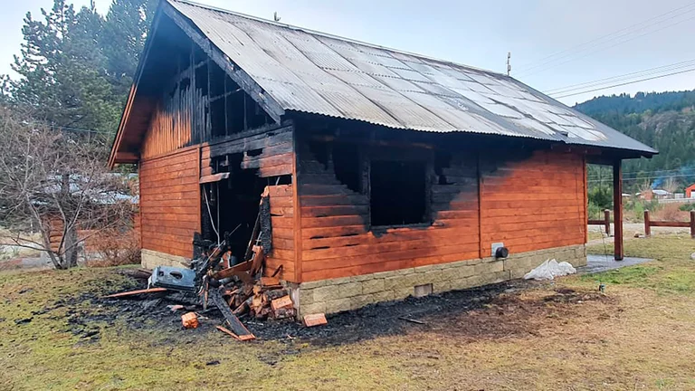 Incendiaron una oficina pública de Chubut: el grupo mapuche RAM se adjudicó el ataque